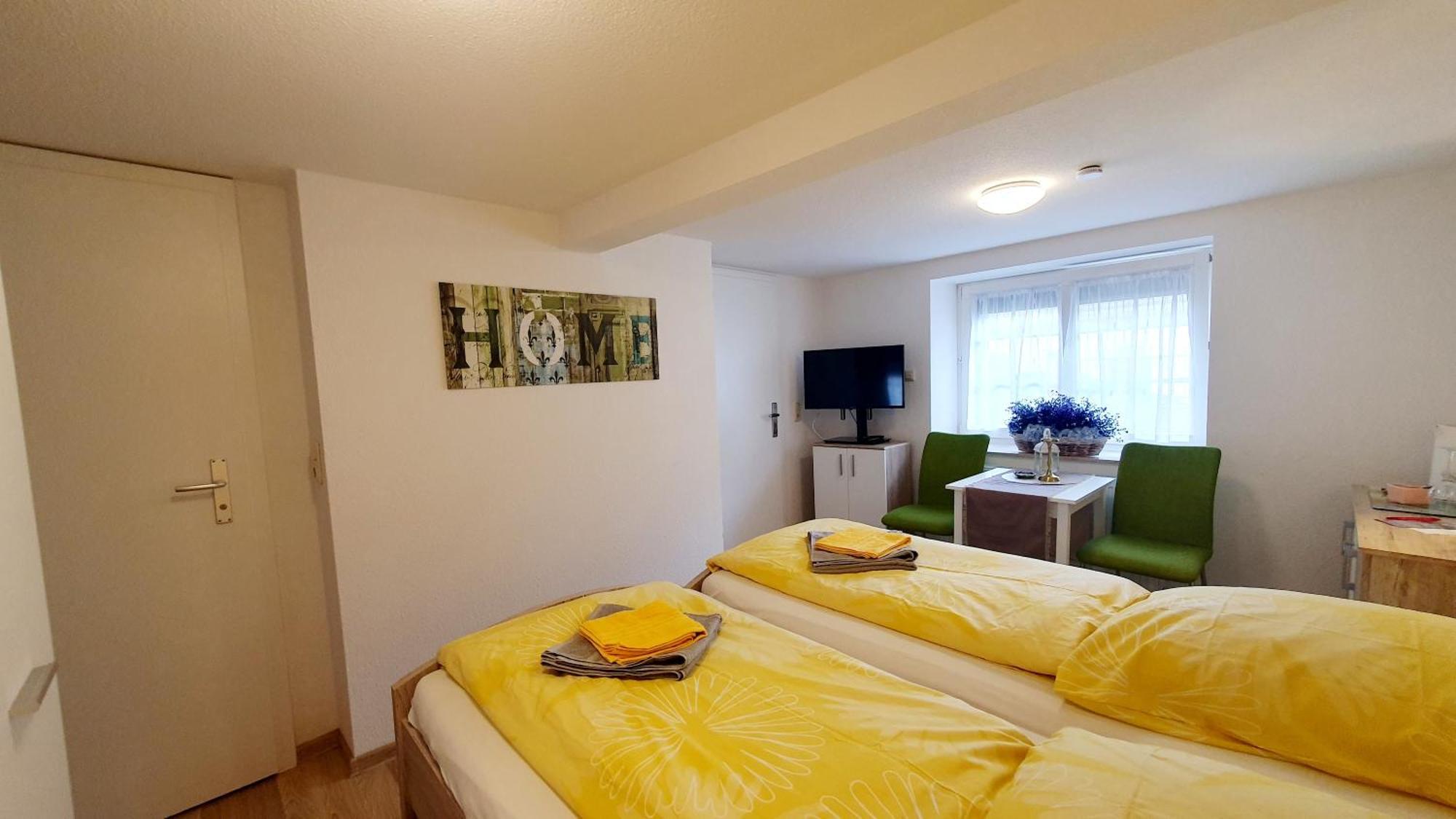 Apartment Gruener Fuerst Mit Sitzecke Im Innenhof & Naehe Park & Erdgeschoss Бад-Мускау Номер фото