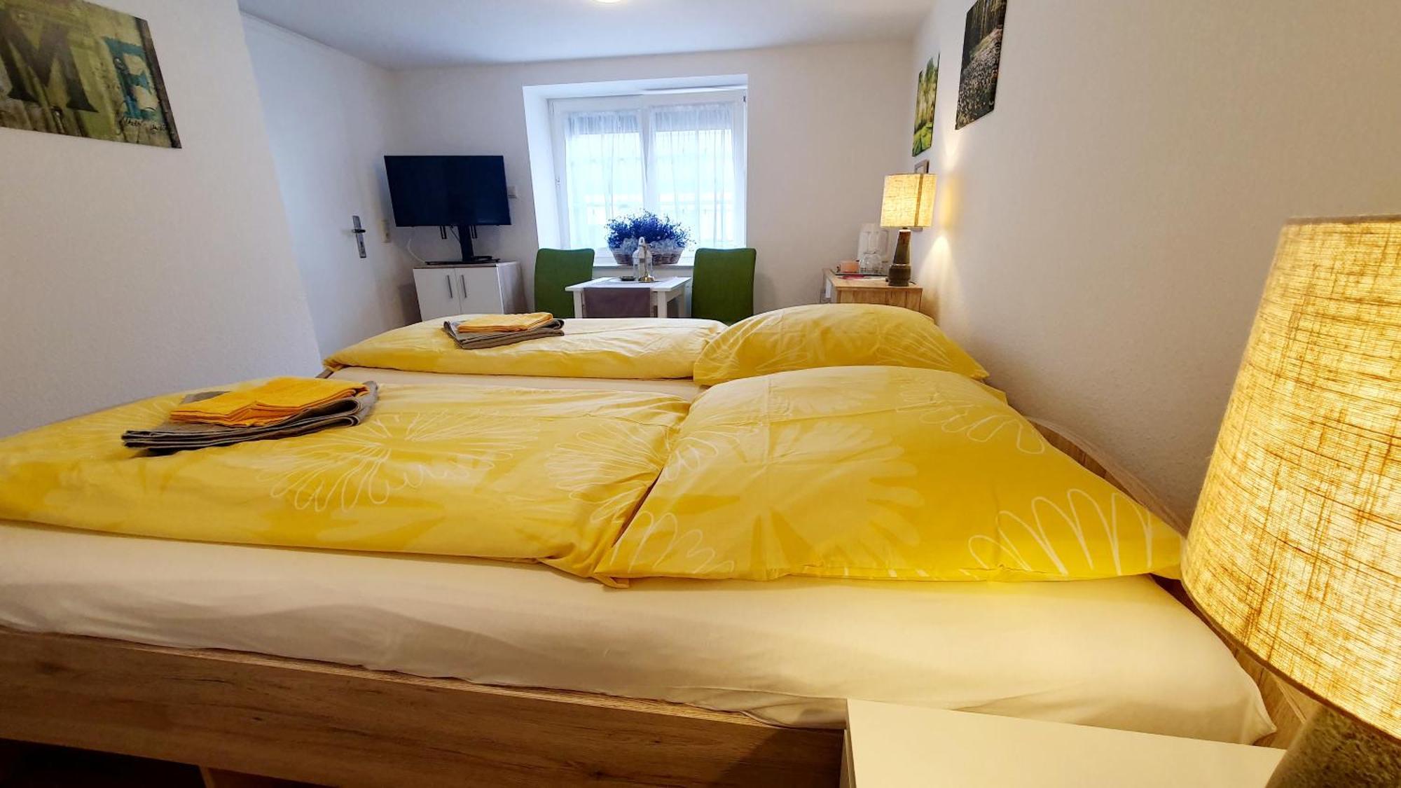 Apartment Gruener Fuerst Mit Sitzecke Im Innenhof & Naehe Park & Erdgeschoss Бад-Мускау Номер фото